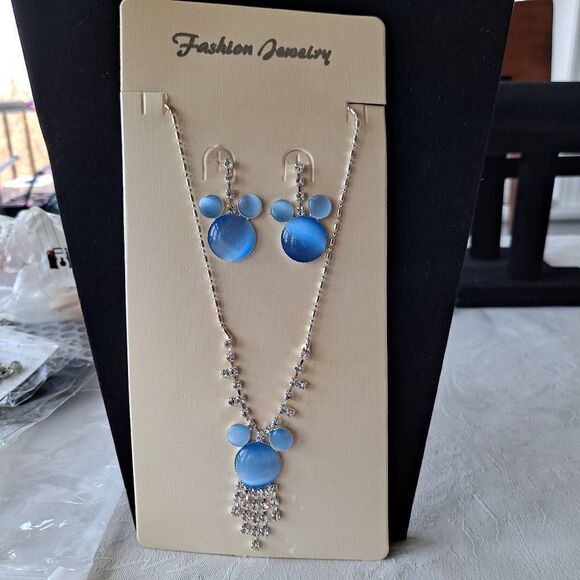 4 Necklace and earring sets for tweens nwt - Picture 5 of 15